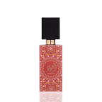 Detaliu flacon greu premium Lattafa Ajwad Pink to Pink 60 ml, evidențiind gravurile fine și capacul din lemn finisat.