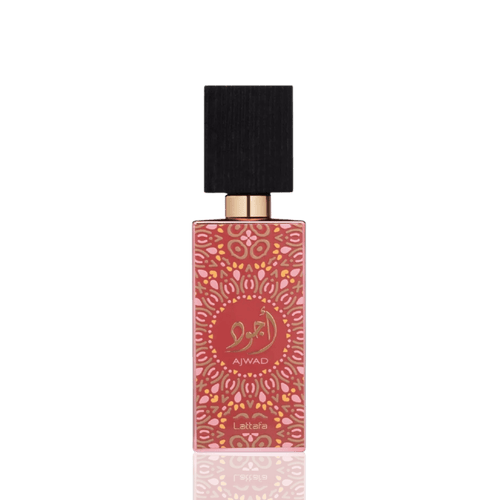 Detaliu flacon greu premium Lattafa Ajwad Pink to Pink 60 ml, evidențiind gravurile fine și capacul din lemn finisat.