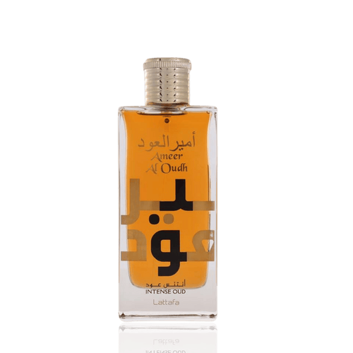 Detaliu flacon premium Lattafa Ameer Al Oudh Intense Oud 100 ml, evidențiind inscripțiile elegante și capacul finisat.