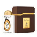 Lattafa Art of Wood apa de parfum unisex, vedere frontala a flaconului minimalist alb cu elemente din trunchi de copac.