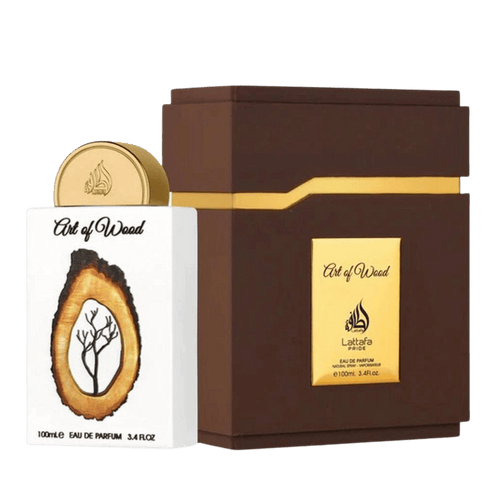 Lattafa Art of Wood apa de parfum unisex, vedere frontala a flaconului minimalist alb cu elemente din trunchi de copac.