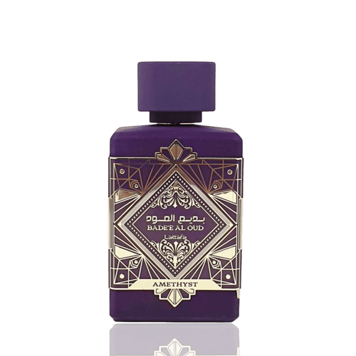 Lattafa Bade'e Al Oud Amethyst apa de parfum, detaliu macro cu inserțiile geometrice aurii ale flaconului violet mat.