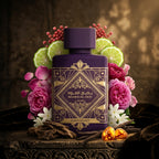 Lattafa Bade'e Al Oud Amethyst apa de parfum alaturi de petale de trandafir, boabe de piper roz, vanilie si lemn de oud.