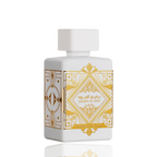 Detaliu flacon Lattafa Badee Al Oud Honor & Glory apa de parfum, evidențiind blazonul auriu și textura nobilă.