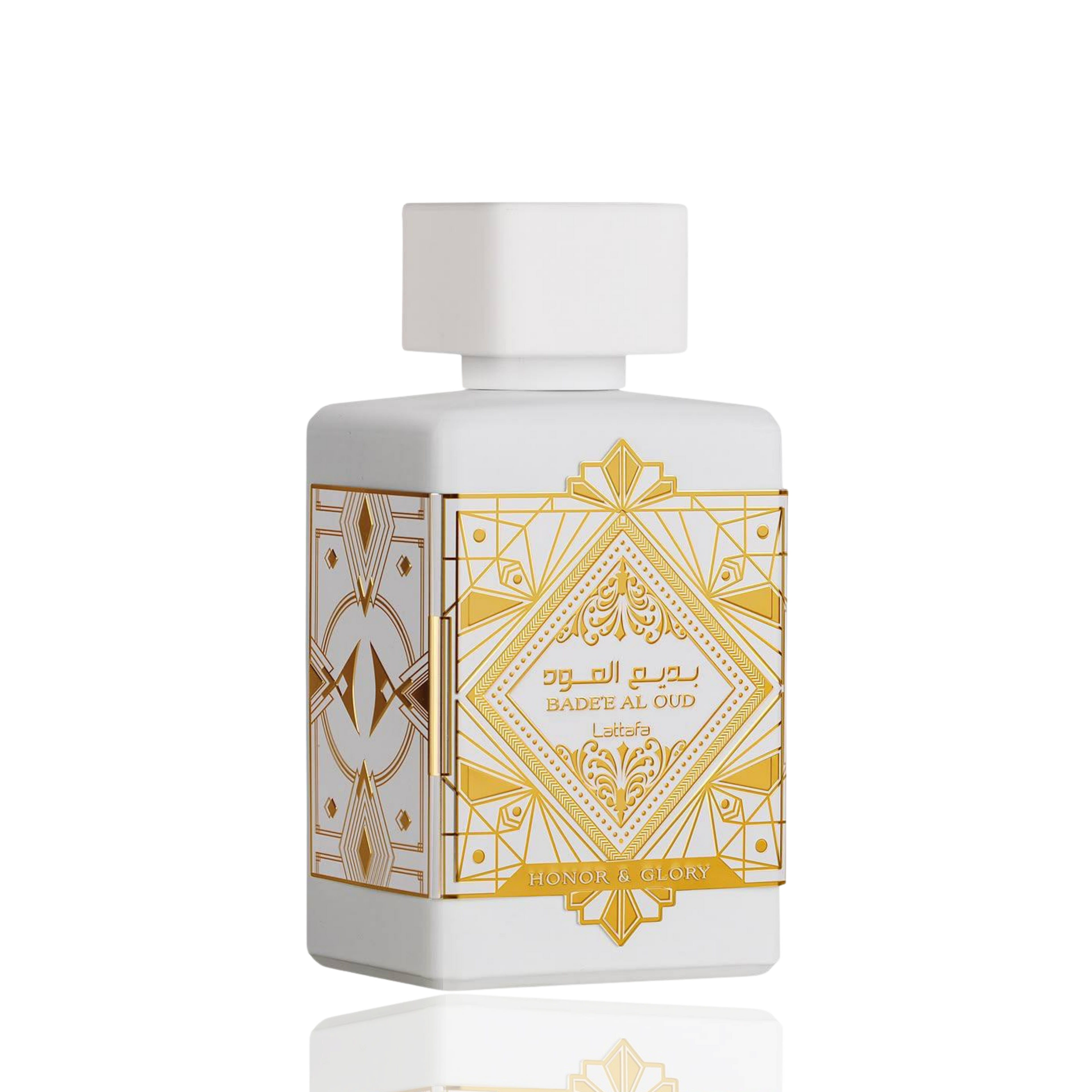 Detaliu flacon Lattafa Badee Al Oud Honor & Glory apa de parfum, evidențiind blazonul auriu și textura nobilă.
