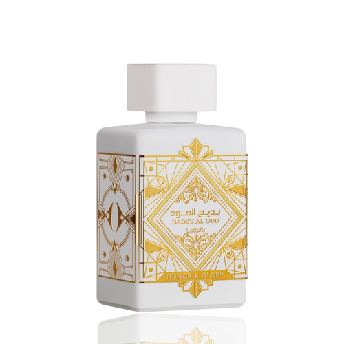Detaliu flacon Lattafa Badee Al Oud Honor & Glory apa de parfum, evidențiind blazonul auriu și textura nobilă.