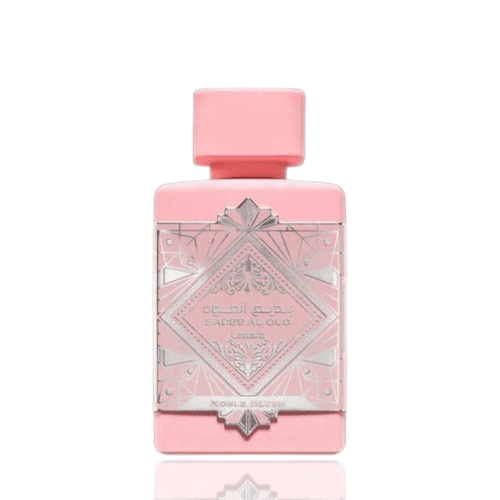 Detaliu flacon Lattafa  Bade'e Al Oud Noble Blush apa de parfum, evidențiind placa metalică și modelul geometric.