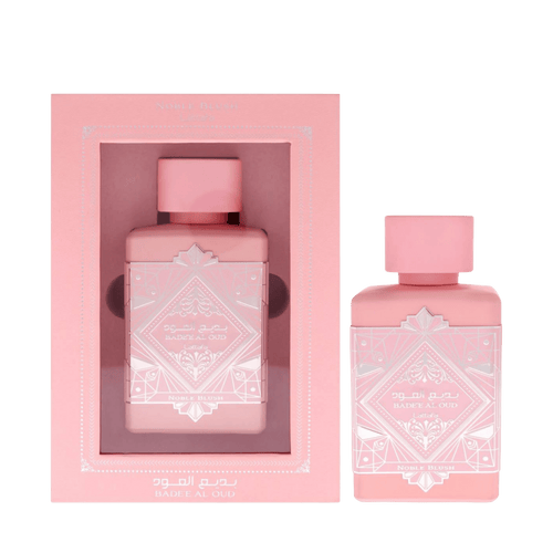 Lattafa Bade'e Al Oud Noble Blush apa de parfum, flacon frontal roz pastel mat cu detalii geometrice argintii.