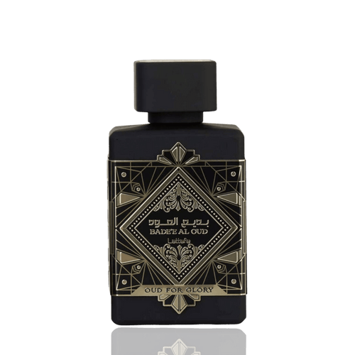 Lattafa Bade'e Al Oud Oud for Glory apa de parfum, detaliu macro cu placheta auriu-stralucitoare si modele geometrice.