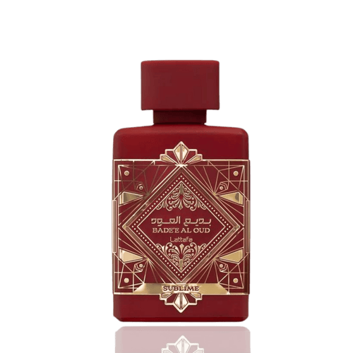Lattafa Bade'e Al Oud Sublime apa de parfum, detaliu macro cu placheta geometrica auriu-stralucitoare si textura flaconului.
