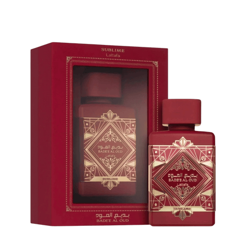 Lattafa Bade'e Al Oud Sublime apa de parfum, flacon frontal rosu cu detalii aurii prezentat intr-un decor de lux.
