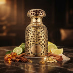 Lattafa Emeer apa de parfum original prezentat alături de ambră brută, rășini, condimente și citrice.