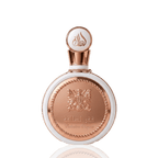 Detaliu fin pe flaconul Lattafa Fakhar Rose Gold 100 ml, evidențiind motivele orientale sculptate tridimensional.
