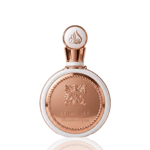 Detaliu fin pe flaconul Lattafa Fakhar Rose Gold 100 ml, evidențiind motivele orientale sculptate tridimensional.