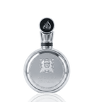 Detaliu fin pe sticla argintie Lattafa Fakhar Silver, evidențiind textura metalică premium și finisajele de lux.