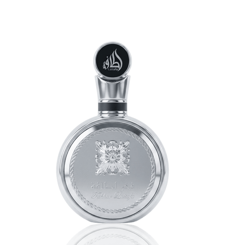Detaliu fin pe sticla argintie Lattafa Fakhar Silver, evidențiind textura metalică premium și finisajele de lux.
