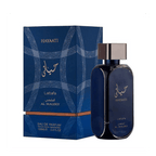 Lattafa Hayaati Al Maleky apa de parfum, flacon frontal albastru regal prezentat într-un decor luxury de studio.