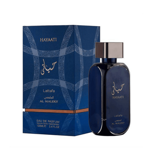 Lattafa Hayaati Al Maleky apa de parfum, flacon frontal albastru regal prezentat într-un decor luxury de studio.