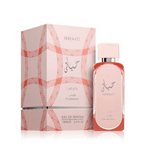 Lattafa Hayaati Florence apa de parfum pentru femei, flacon frontal roz prezentat într-un decor premium de studio.