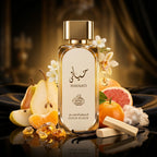 Lattafa Hayaati Gold Elixir parfum original înconjurat artistic de elemente calde de pară, chihlimbar și vanilie.