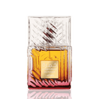 Lattafa Khamrah Dukhan parfum original înconjurat vizual de tămâie, frunze de tutun, curmale și batoane de scorțișoară.