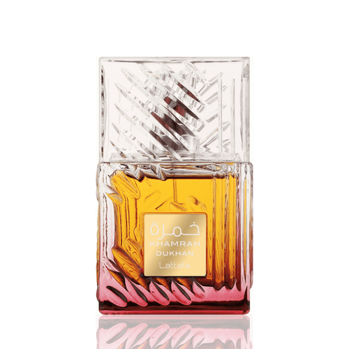 Lattafa Khamrah Dukhan parfum original înconjurat vizual de tămâie, frunze de tutun, curmale și batoane de scorțișoară.
