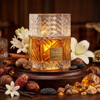 Lattafa Khamrah parfum original înconjurat artistic de batoane de scorțișoară, curmale, praline și păstăi de vanilie.