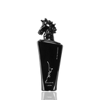 Detaliu flacon Lattafa Maahir Black Edition apa de parfum, evidențiind finisajul negru mat și sculptura cap de cal.