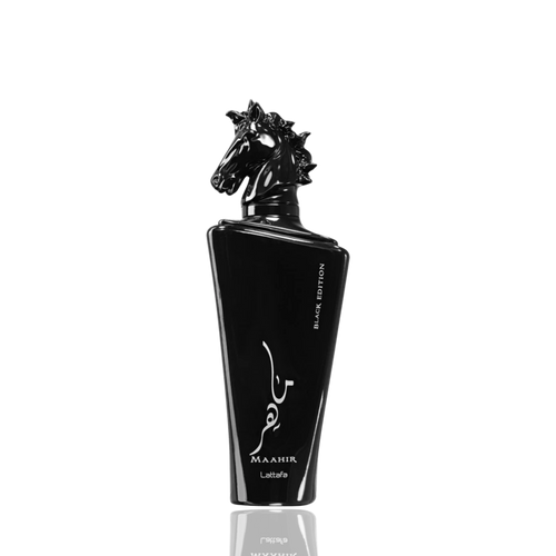 Detaliu flacon Lattafa Maahir Black Edition apa de parfum, evidențiind finisajul negru mat și sculptura cap de cal.