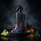 Lattafa Maahir Black Edition apa de parfum original prezentat alături de tămâie, pielărie, violete și note lemnoase.