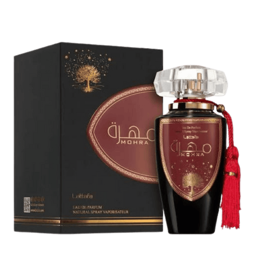 Lattafa Mohra apa de parfum, flacon frontal negru lucios cu ecuson burgund-auriu și capac transparent tip cristal.