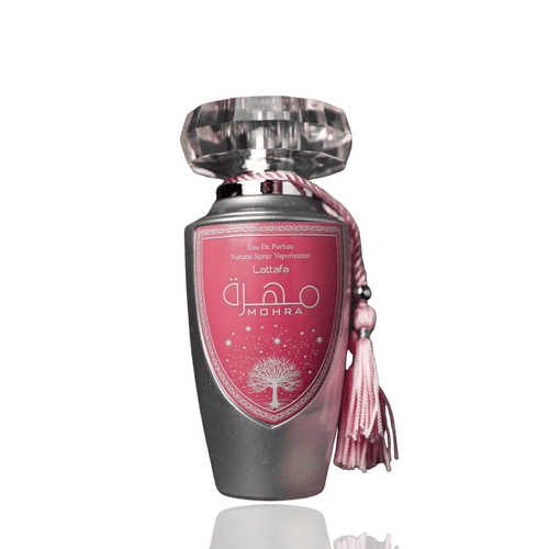 Detaliu flacon Lattafa Mohra Silky Rose apa de parfum, evidențiind finisajul catifelat, ecusonul rafinat și ciucurele decorativ.