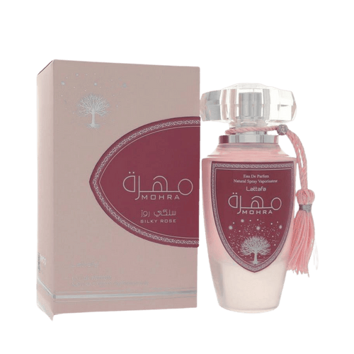 Lattafa Mohra Silky Rose apa de parfum, flacon frontal elegant în nuanțe roz-rozacee cu capac sculptural transparent.