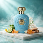 Lattafa Opulent Dubai apa de parfum original prezentat alături de bergamotă, iasomie, picături de apă și lemn de santal.