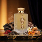 Lattafa Pride Al Areeq Gold parfum original încadrat artistic de frunze de ceai negru, șofran și texturi de pielărie.
