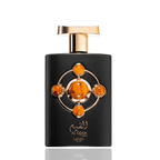 Detaliu flacon premium Lattafa Pride Al Qiam Gold 100 ml, reliefând talismanul auriu și pietrele nuanțate în chihlimbar.
