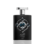 Detaliu flacon premium Lattafa Pride Al Qiam Silver 100 ml, evidențiind talismanul argintiu și pietrele albastre ca oceanul.