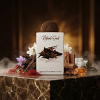 Lattafa Pride Natural Oud parfum original decorat estetic cu boabe de piper roz, șofran și bucăți de lemn de agar.