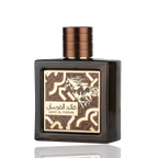 Detaliu flacon Lattafa Qaed Al Fursan Untamed apa de parfum, evidențiind texturile sticlei și finisajele premium.