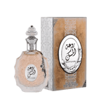 Lattafa Rouat Al Musk apa de parfum, flacon frontal elegant cu linii fluide și detalii decorative aurii.