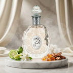 Lattafa Rouat Al Musk apa de parfum original prezentat alături de bergamotă, iasomie albă și mosc catifelat.