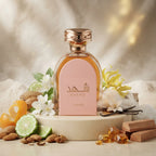 Lattafa Shahd apa de parfum original prezentat alături de migdale, flori albe de iasomie, vanilie și mosc.