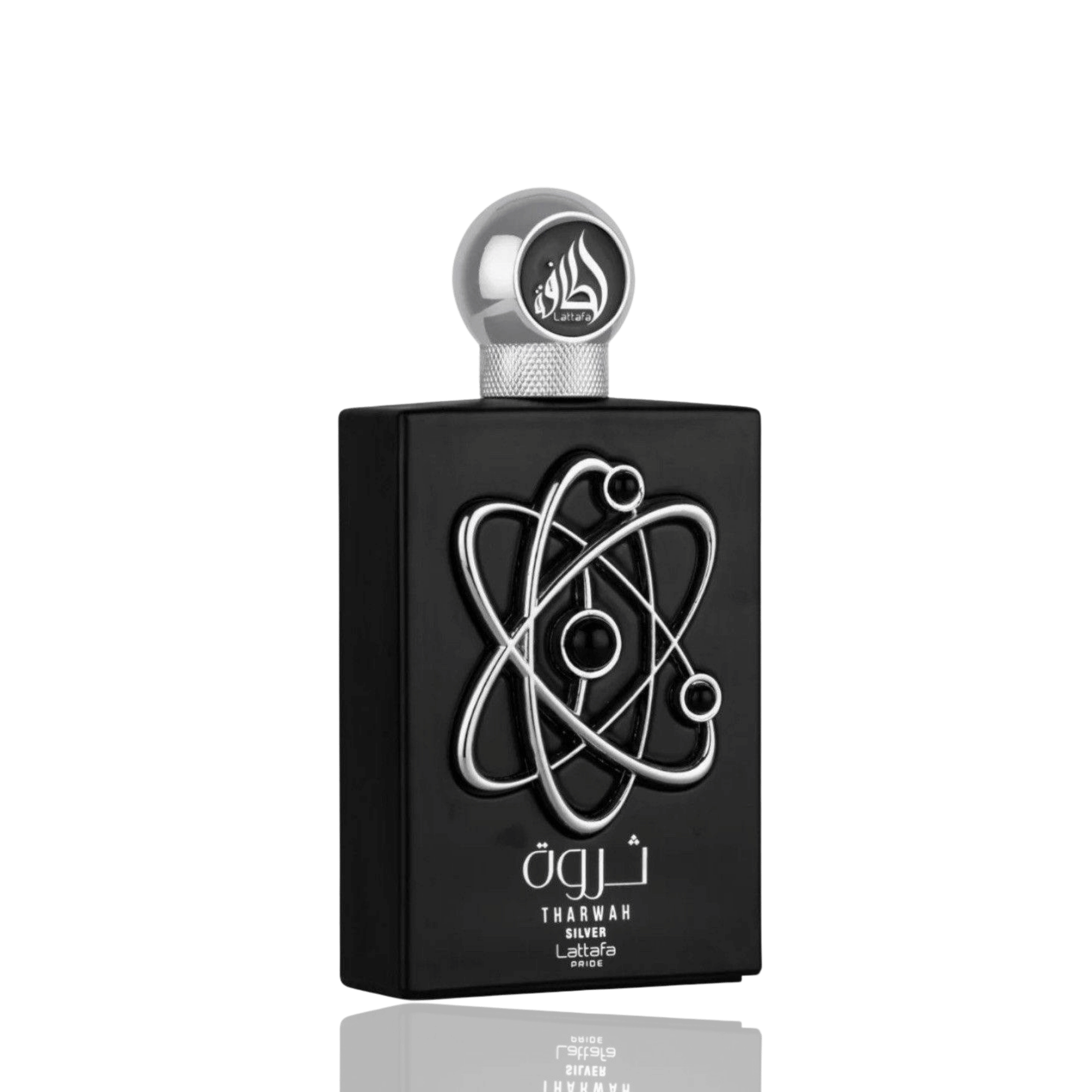 Detaliu flacon Lattafa Tharwah Silver apa de parfum, evidențiind textura sticlei, pulverizatorul și capacul nobil.