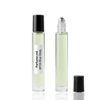 Detaliu flacon M104 Blue Deep inspirat de Chanel Bleu de Chanel ulei de parfum, evidențiind eticheta și aplicatorul roll-on.