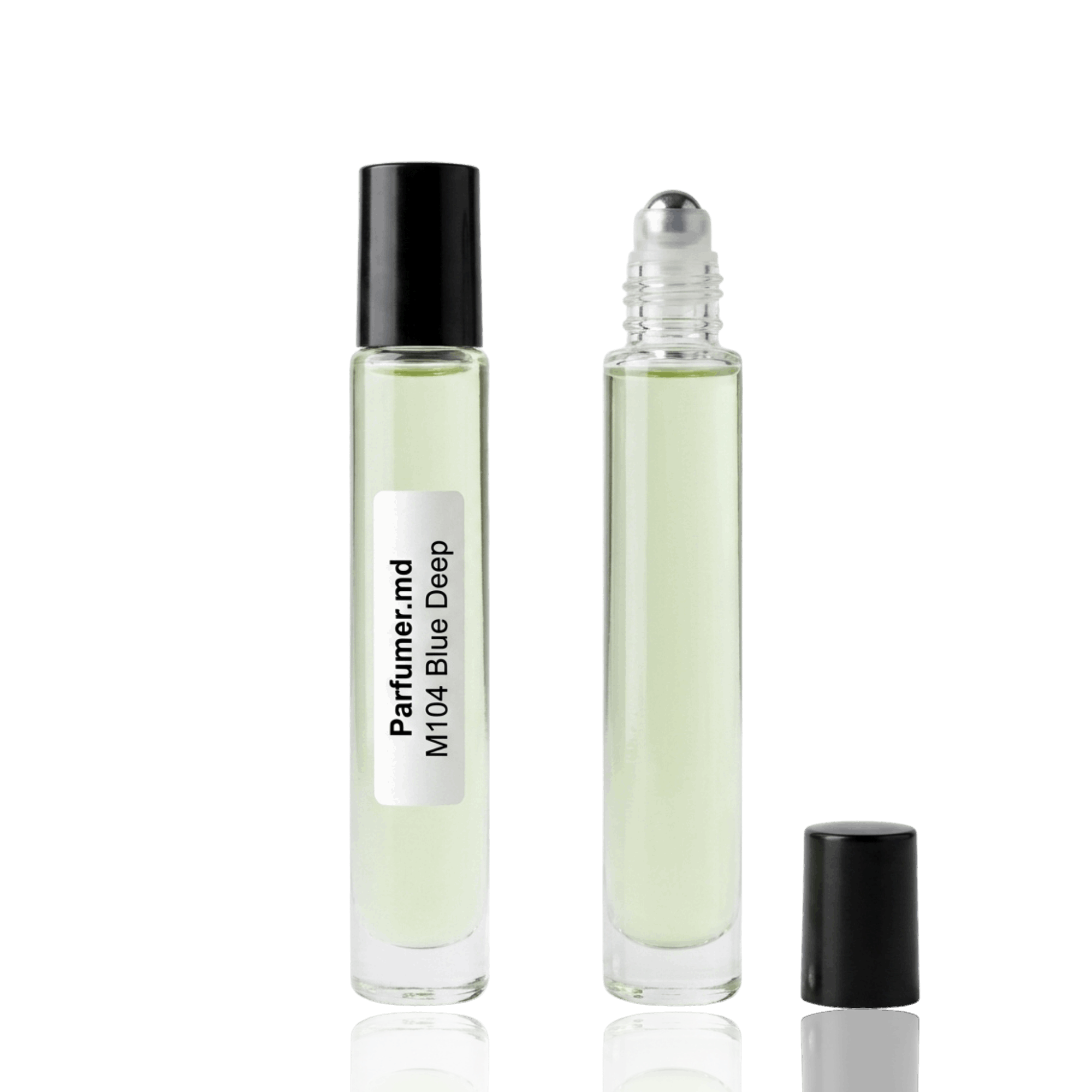 Detaliu flacon M104 Blue Deep inspirat de Chanel Bleu de Chanel ulei de parfum, evidențiind eticheta și aplicatorul roll-on.