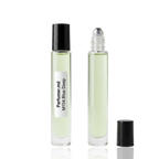 Detaliu flacon M104 Blue Deep inspirat de Chanel Bleu de Chanel ulei de parfum, evidențiind eticheta și aplicatorul roll-on.