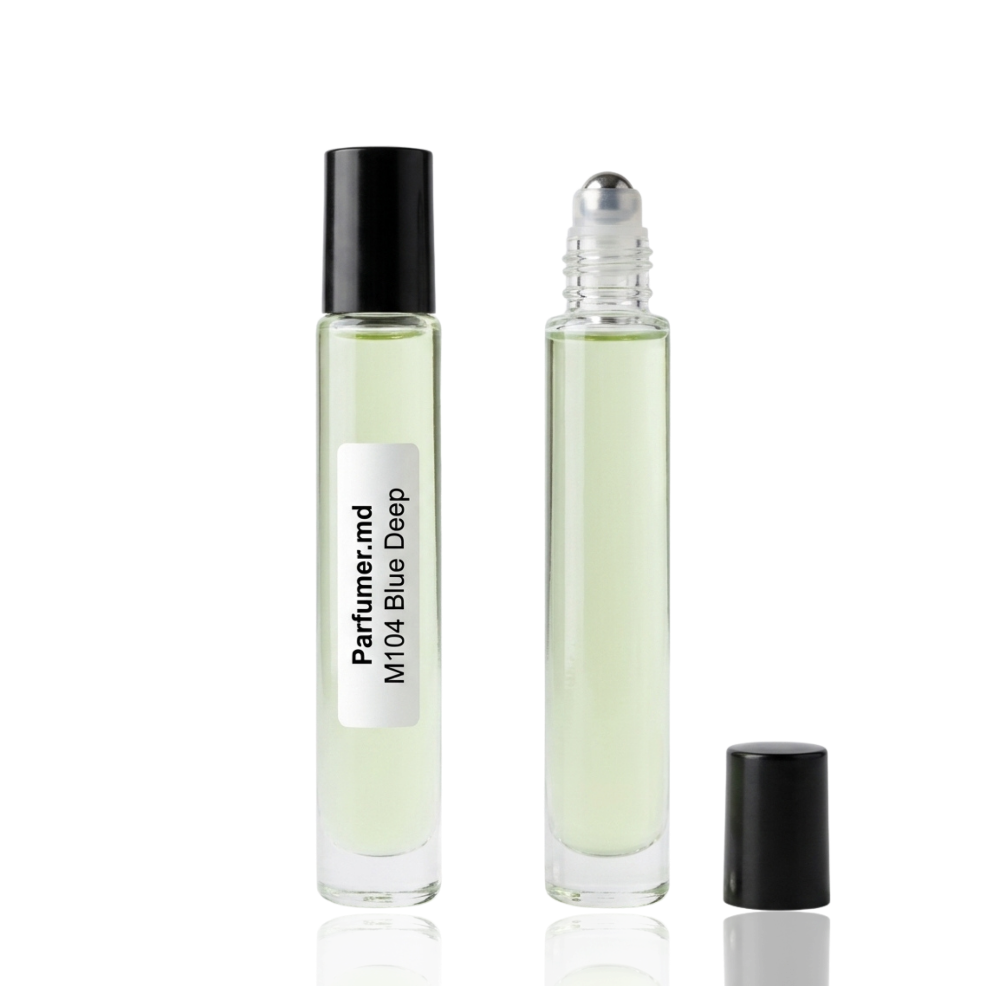 Detaliu flacon M104 Blue Deep inspirat de Chanel Bleu de Chanel ulei de parfum, evidențiind eticheta și aplicatorul roll-on.