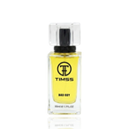 Detaliu flacon TIMSS M 121 Badboy inspirat din Carolina Herrera apa de parfum, evidențiind eticheta și pulverizatorul.