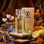 TIMSS U 517 AFRICA apă de parfum prezentat alături de rădăcini de vetiver, bergamotă și petale de violetă.