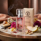 TIMSS U 554 GUIDANSE apă de parfum prezentat alături de felii de pară, alune de pădure, petale de trandafir și lemn de santal.